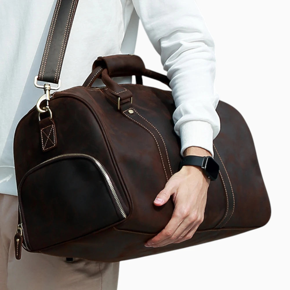 Cuir homme duffel sac de voyage Monaco de Élégance Cuir, en cuir brun avec poignées et bandoulière.