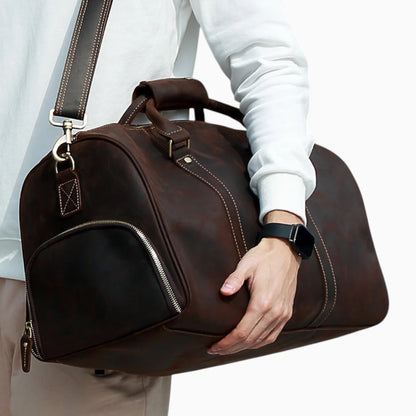 Cuir homme duffel sac de voyage Monaco de Élégance Cuir, en cuir brun avec poignées et bandoulière.