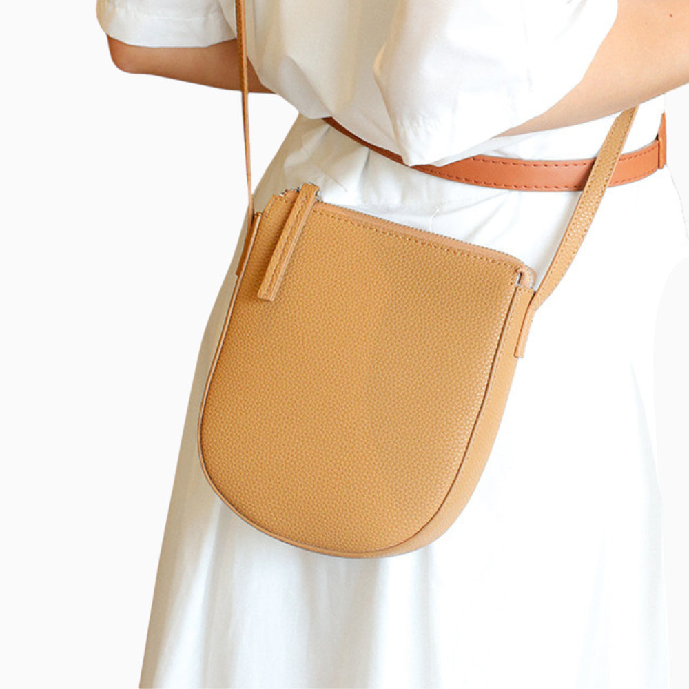 Sac bandoulière en cuir pour femme, modèle Victoria, format vertical compact avec une finition élégante et des détails raffinés mannequin