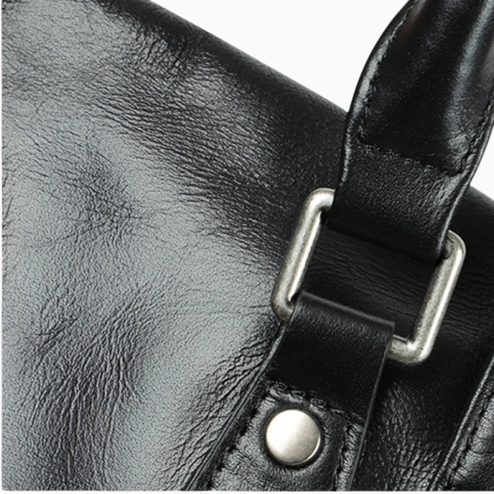 Vintage leather travel bag model Venise by Élégance Cuir, showcasing rich texture and classic design in a stylish setting.