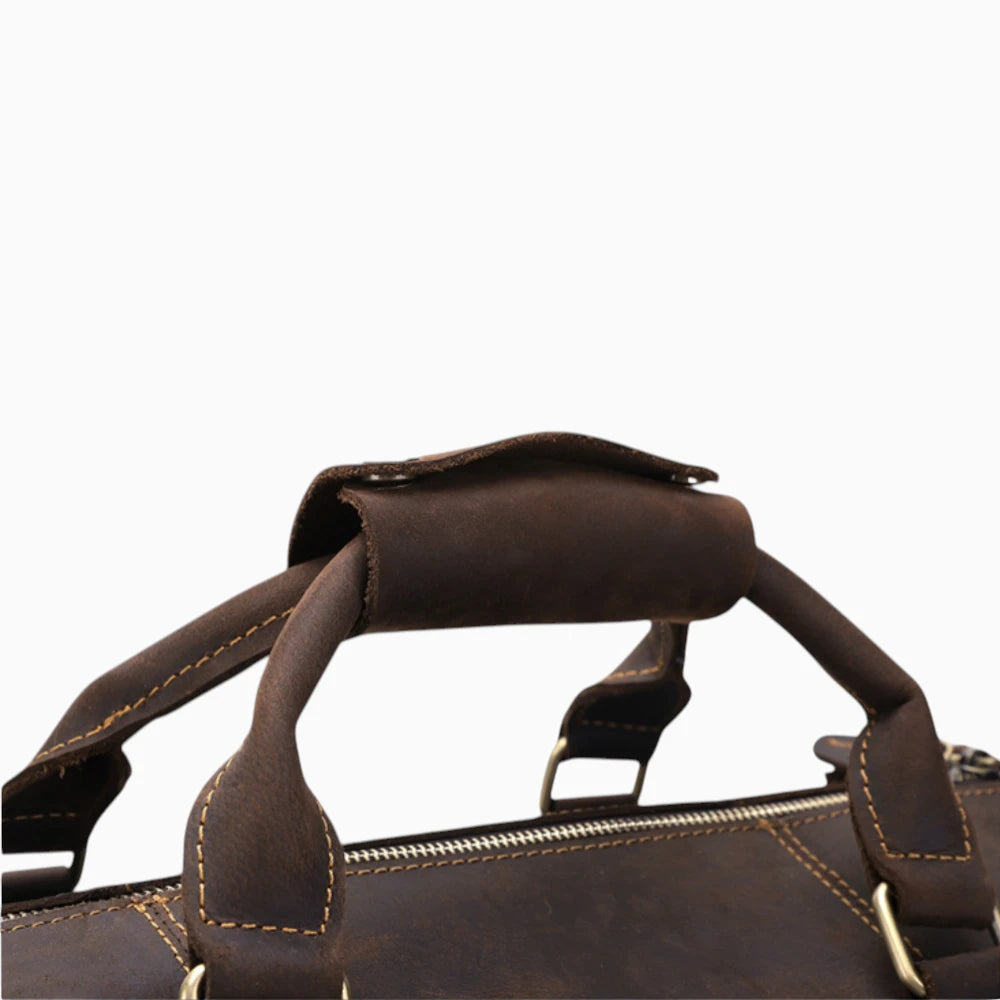 Sac de voyage en cuir pour homme Élégance Cuir modèle Monaco, style duffel, couleur marron, avec poignées en cuir.