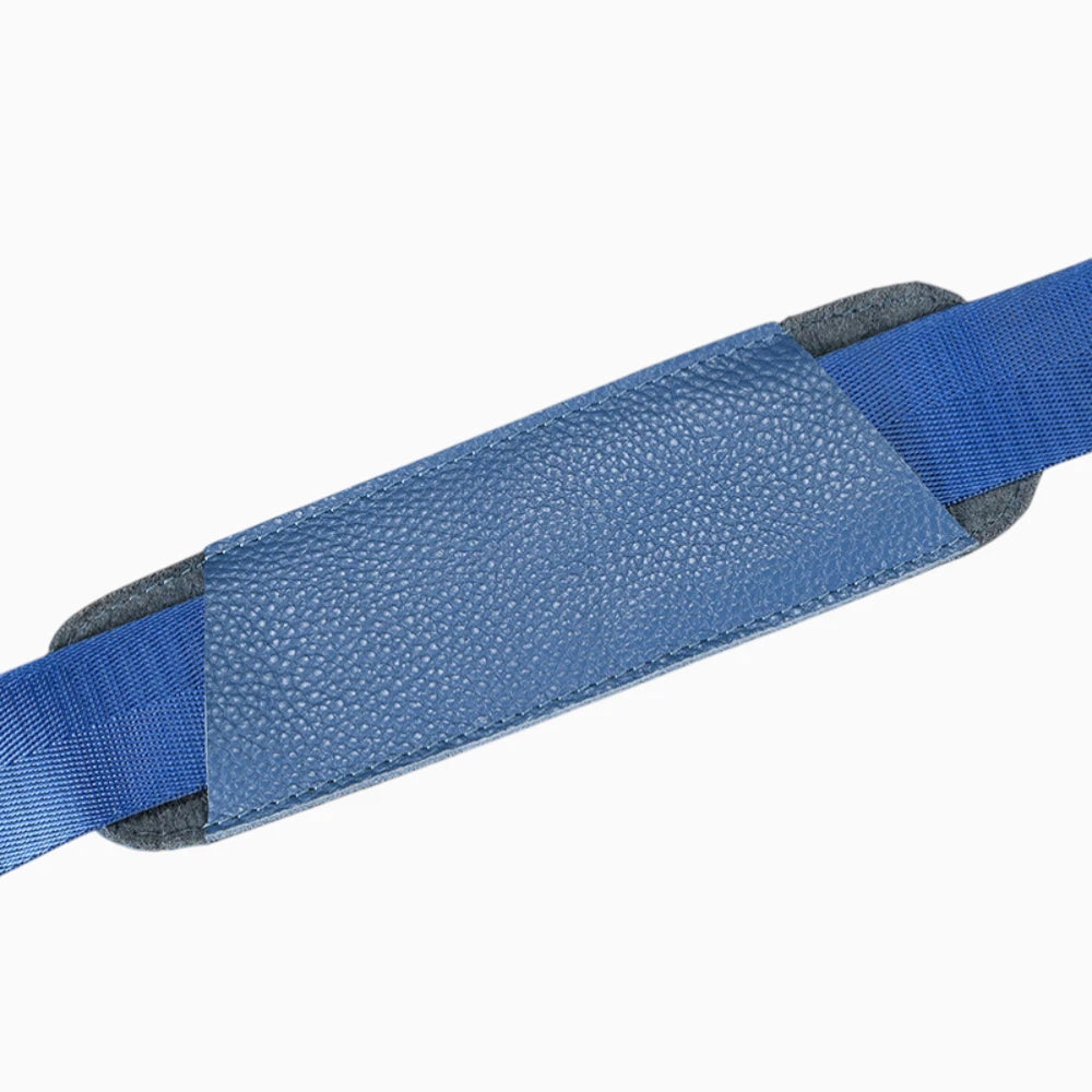 Élégant sac de voyage en cuir modèle Genève de la marque Élégance Cuir, présentant une texture riche et des finitions soignées.