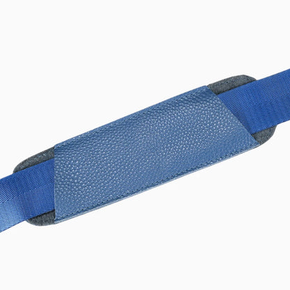 Élégant sac de voyage en cuir modèle Genève de la marque Élégance Cuir, présentant une texture riche et des finitions soignées.