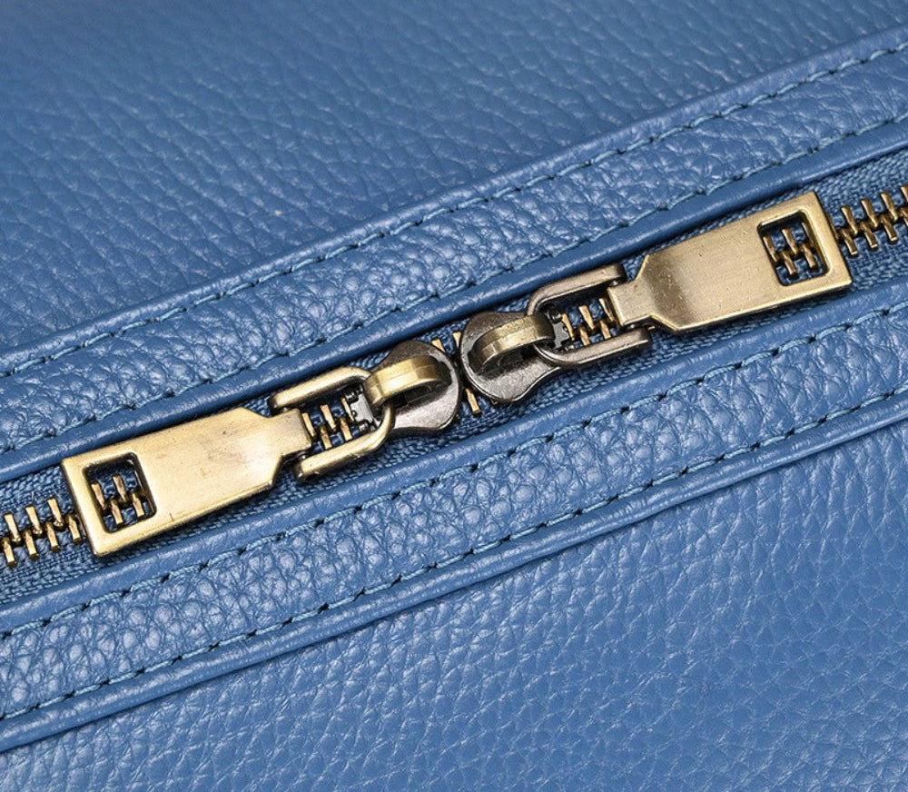 Élégant sac de voyage en cuir modèle Genève d'Élégance Cuir, présentant une finition raffinée et des détails soignés.