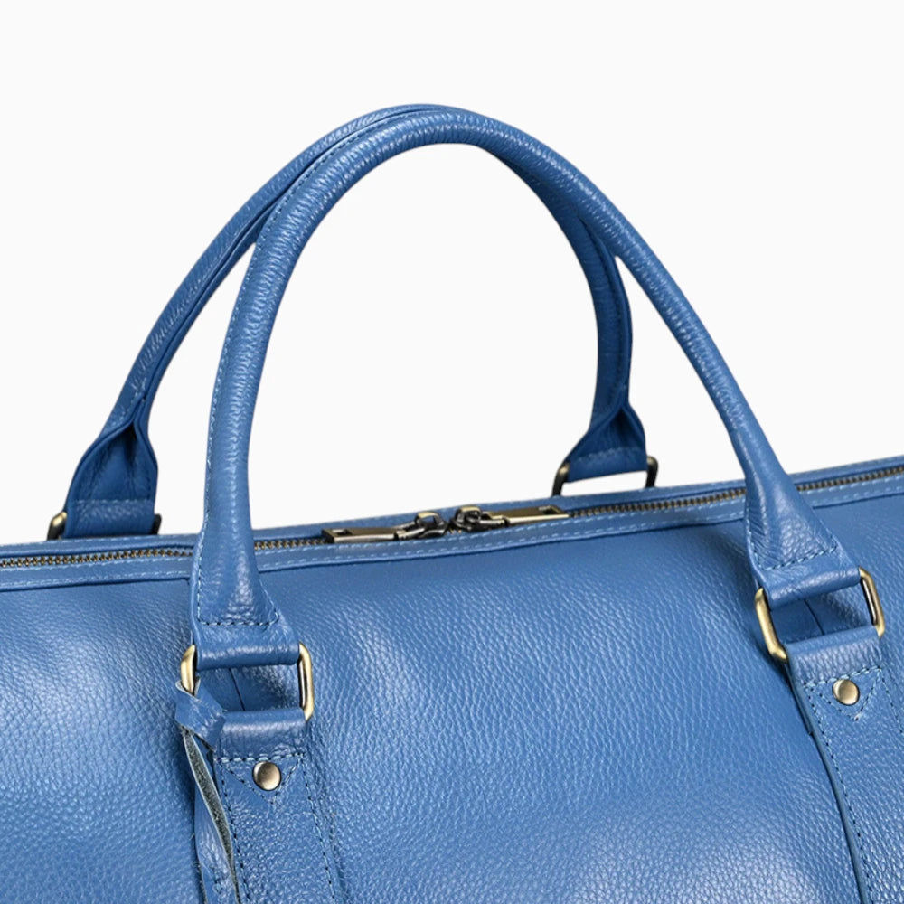 Élégant sac de voyage en cuir modèle Genève de la marque Élégance Cuir, affichant une texture riche et des finitions soignées.