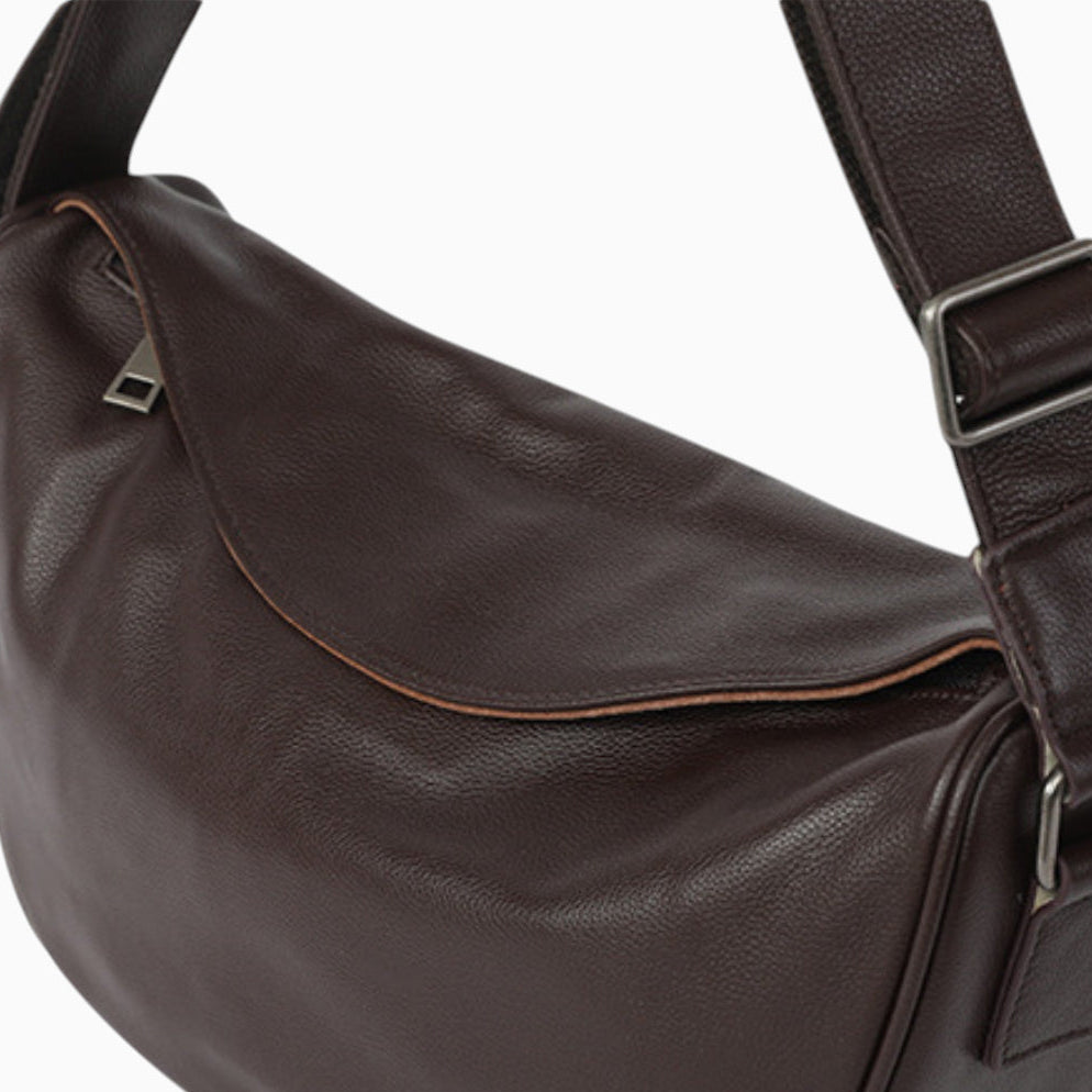 Sac banane cuir marron pour femme, modèle Pépite d'Élégance Cuir, vu en angle mettant en avant son design élégant.