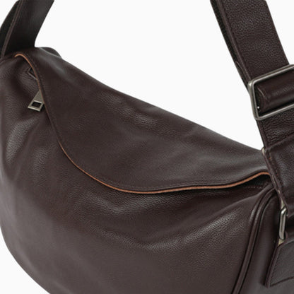 Sac banane cuir marron pour femme, modèle Pépite d'Élégance Cuir, vu en angle mettant en avant son design élégant.