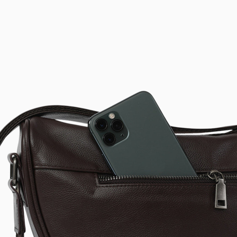 Sac banane en cuir marron pour femme, modèle Pépite d'Élégance Cuir, vue de la pochette élégante et stylée.