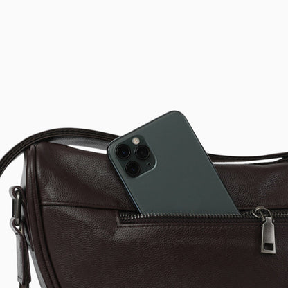 Sac banane en cuir marron pour femme, modèle Pépite d'Élégance Cuir, vue de la pochette élégante et stylée.