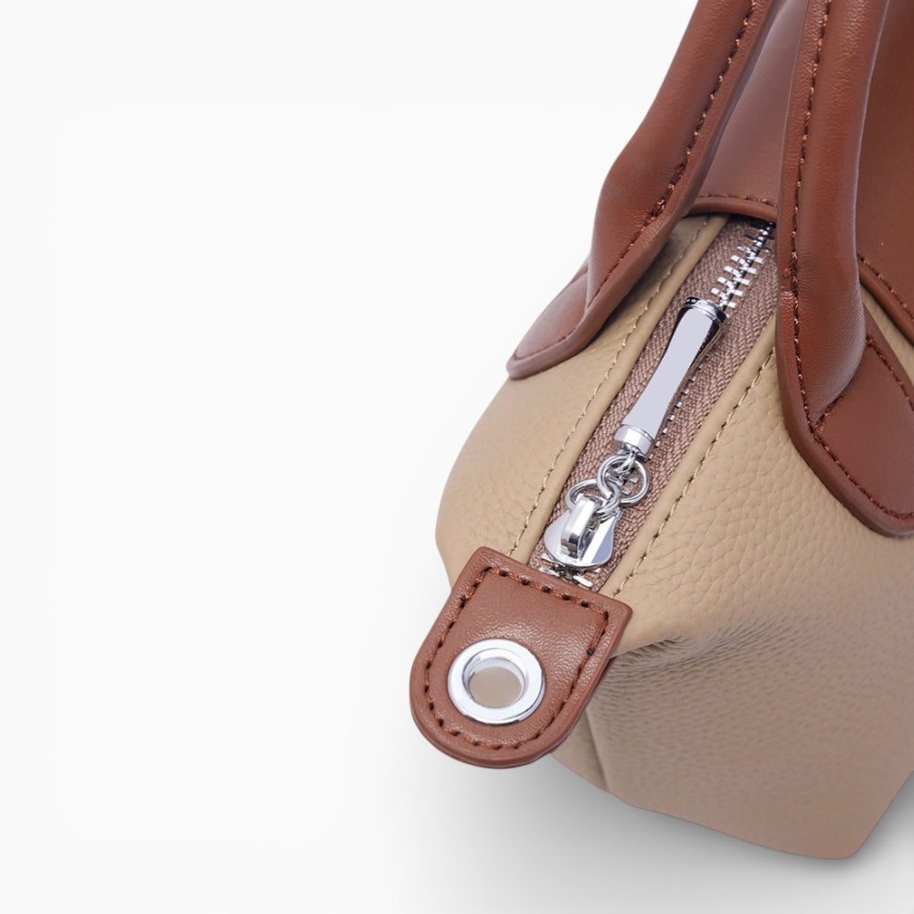 Sac bandoulière compact en cuir pour femme, modèle Anaïs d'Élégance Cuir, alliant design élégant et texture riche.