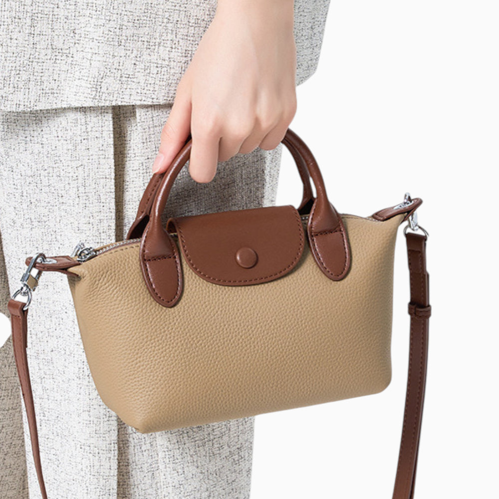 Sac bandoulière compact en cuir pour femme, modèle Anaïs par Élégance Cuir, doté d'un design élégant et d'une bandoulière réglable.