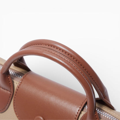 Sac bandoulière compact en cuir pour femme, modèle Anaïs par Élégance Cuir, présentant un design épuré et une finition élégante.