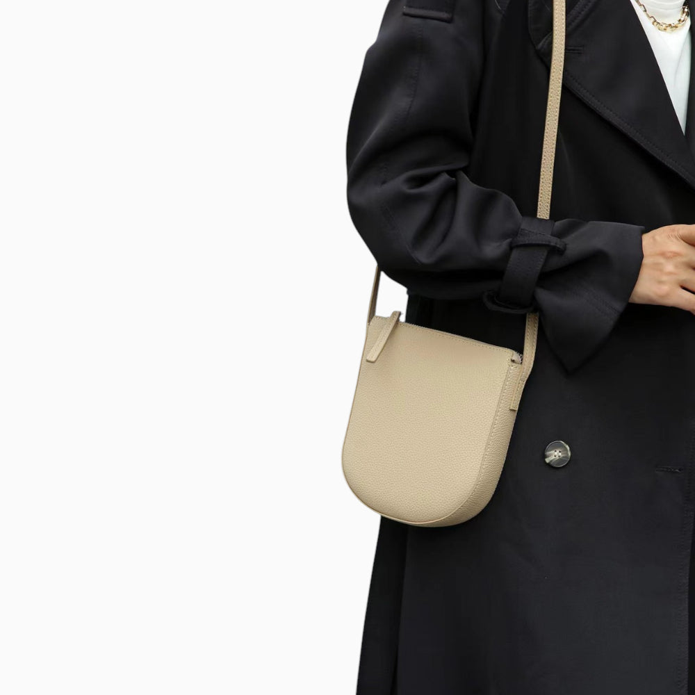 Sac bandoulière en cuir compact pour femme, modèle Victoria, couleur élégante, format vertical, avec finition soignée vue mannequin