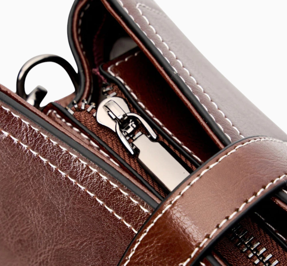 Sac bandoulière en cuir marron pour femme modèle Elise de la marque Élégance Cuir avec une finition élégante et fermeture zippée.