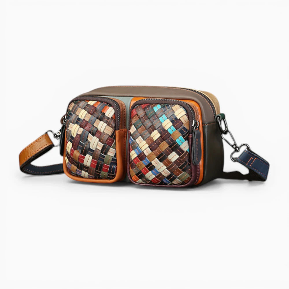 Sac bandoulière en cuir multicolore tressé pour femme, modèle Voyageuse 70s de la marque Élégance Cuir vue de coté