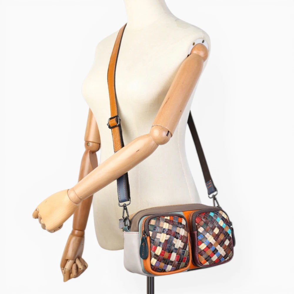 Sac bandoulière en cuir multicolore tressé pour femme, modèle Voyageuse 70s de la marque Élégance Cuir vue mannequin 1
