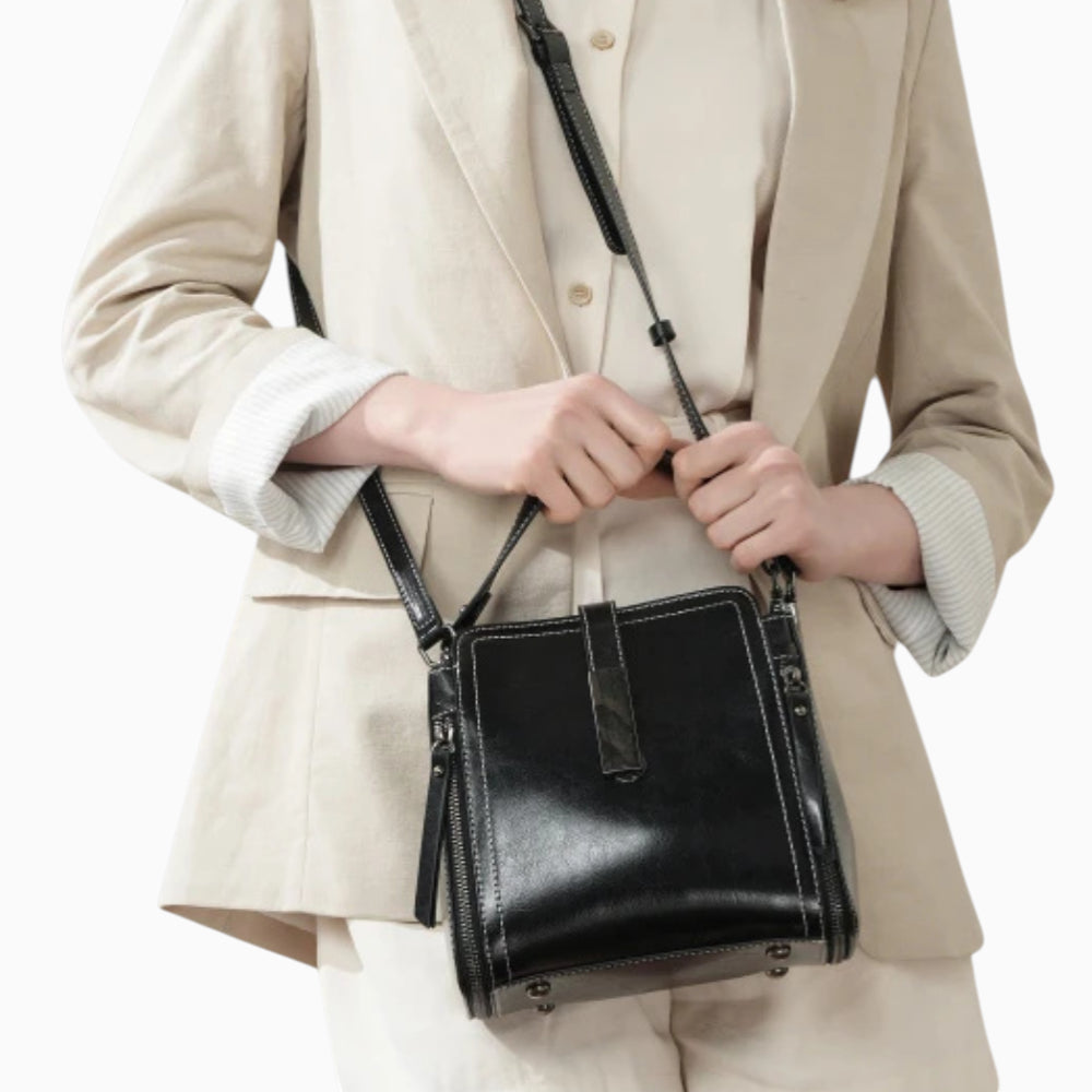 Sac bandoulière en cuir noir pour femme modèle Elise de la marque Élégance Cuir, mannequin 2.