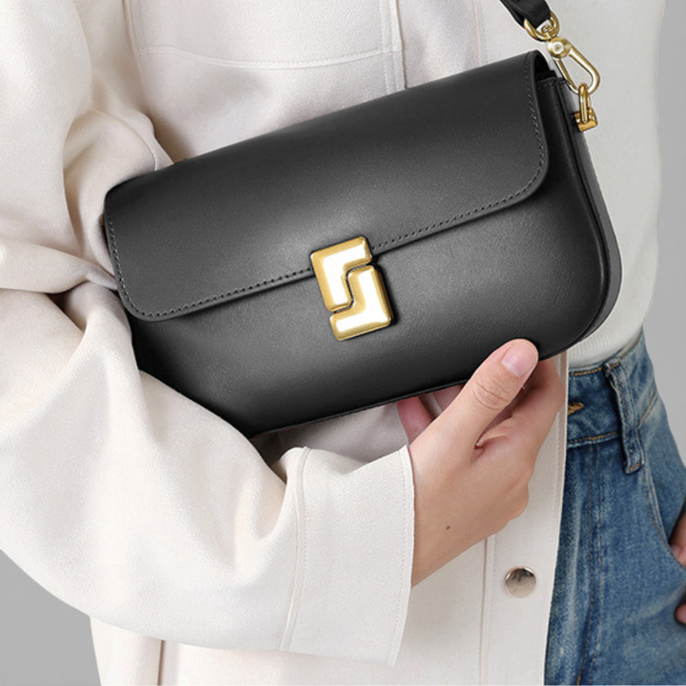 Sac bandoulière en cuir pour femme Camille d'Élégance Cuir, affichant une finition élégante et des détails raffinés.