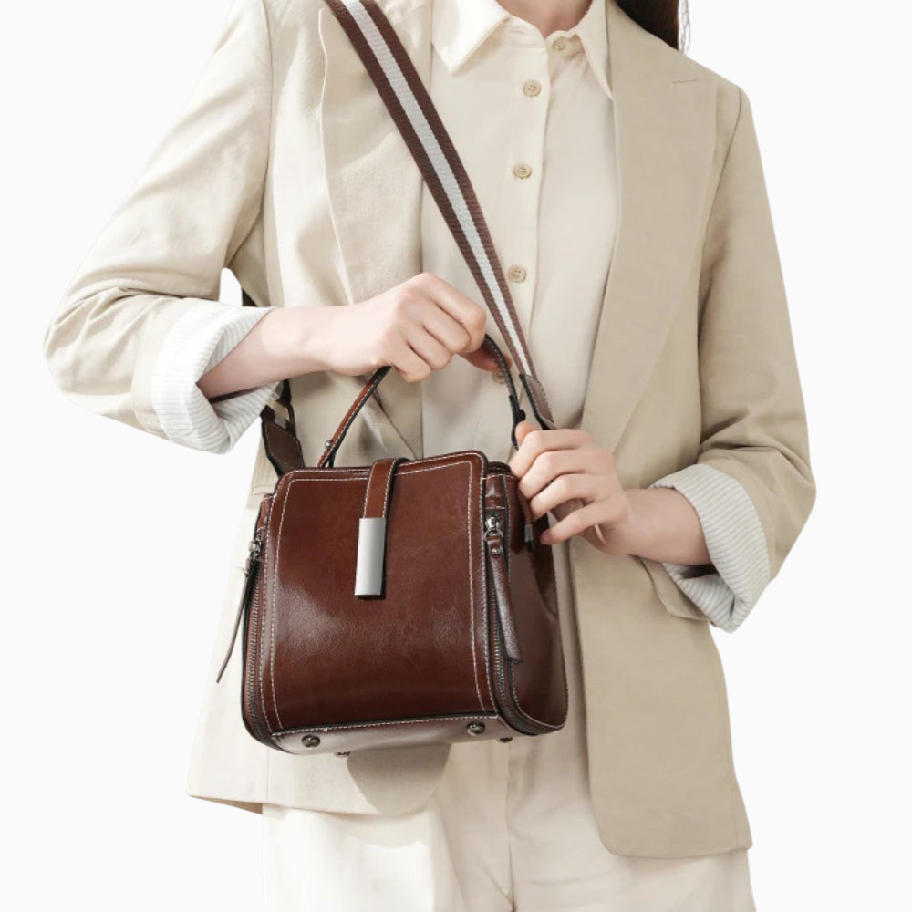 Sac bandoulière en cuir pour femme Élégance Cuir modèle Elise, mannequin 1.