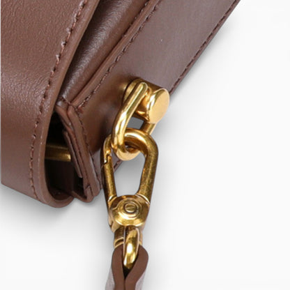 Sac bandoulière en cuir pour femme modèle Camille d'Élégance Cuir, avec une finition élégante et des détails raffinés.