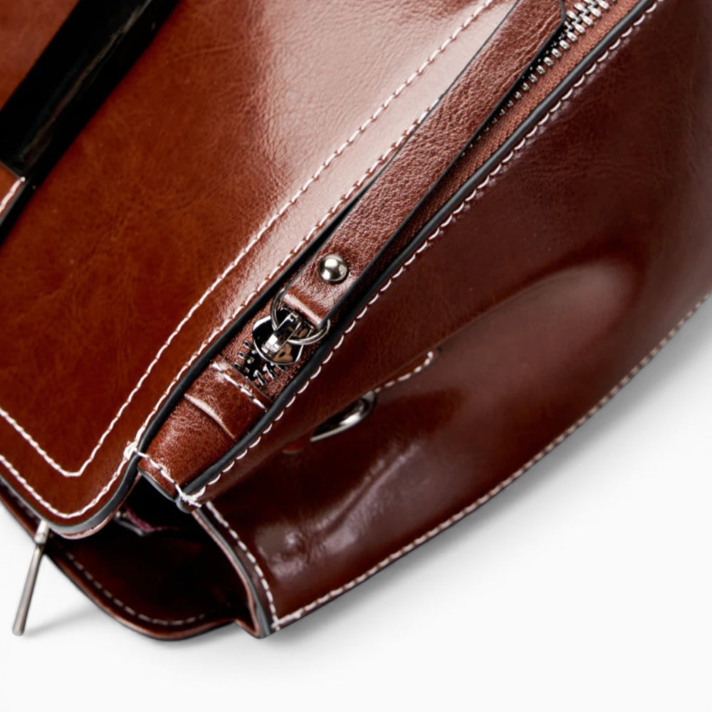 Sac bandoulière en cuir pour femme modèle Elise de la marque Élégance Cuir, affichant une finition élégante et raffinée.