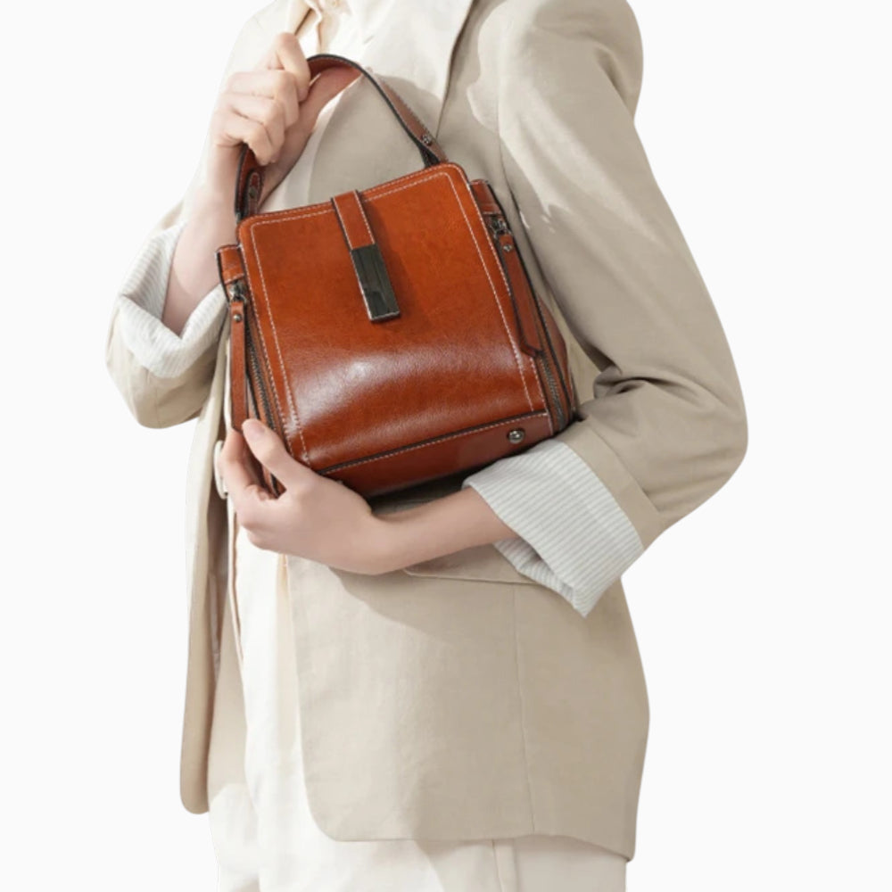 Sac bandoulière en cuir pour femme modèle Elise de la marque Élégance Cuir, en cuir lisse avec bandoulière réglable. Mannequin 4