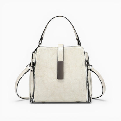 Sac bandoulière en cuir pour femme modèle Elise de la marque Élégance Cuir, présenté en détail sur fond neutre.