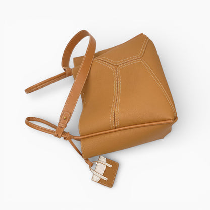 Sac bandoulière en cuir structuré modèle Clémence pour femme, couleur élégante et design raffiné d'Élégance Cuir.