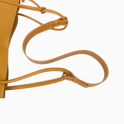 Sac bandoulière en cuir structuré pour femme, modèle Clémence de la marque Élégance Cuir, avec une finition élégante.