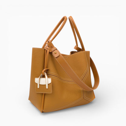 Sac bandoulière en cuir structuré pour femme modèle Clémence de la marque Élégance Cuir, vue en angle.