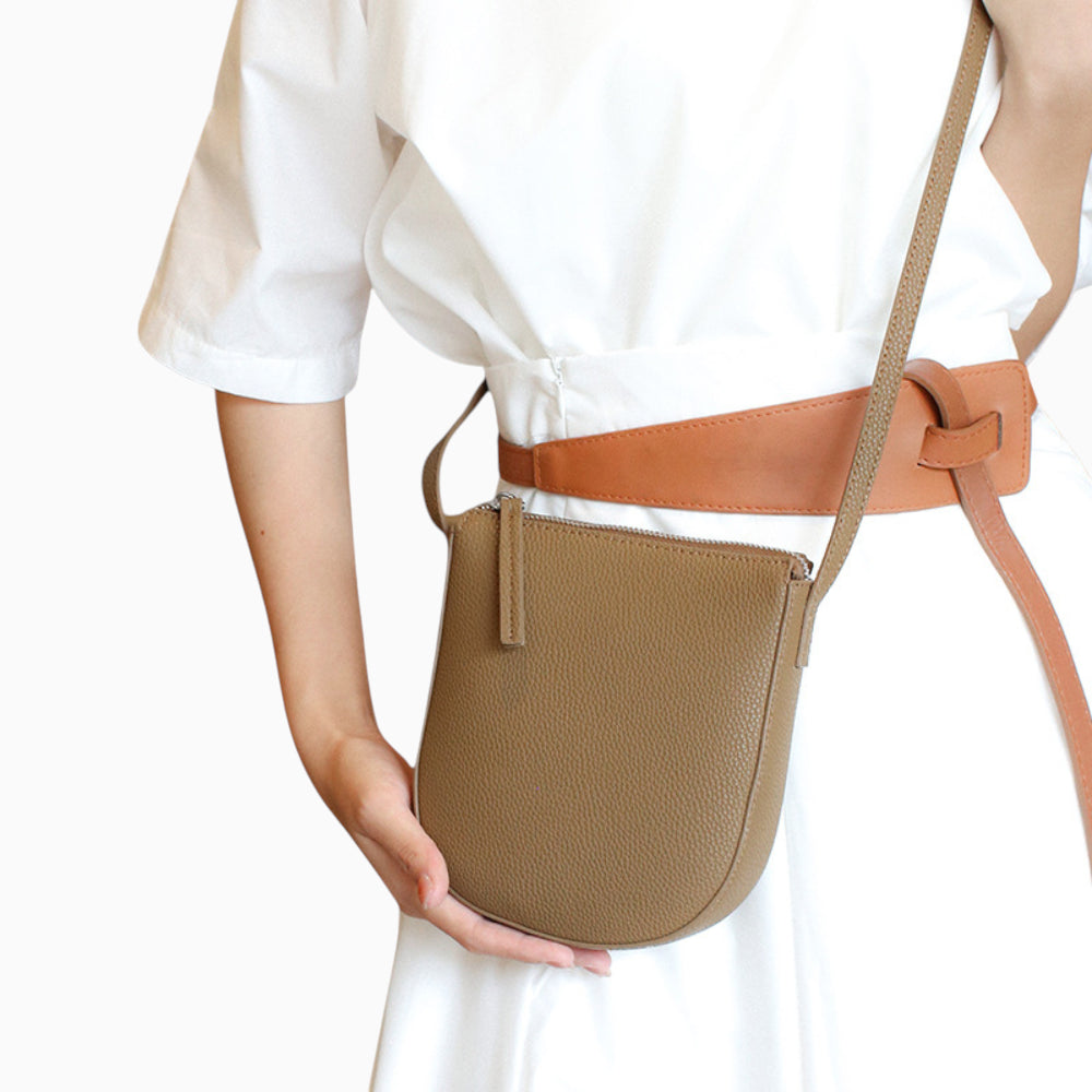 Sac bandoulière en cuir vertical compact pour femme, modèle Victoria de la marque Élégance Cuir, avec finition élégante vue mannequin 2