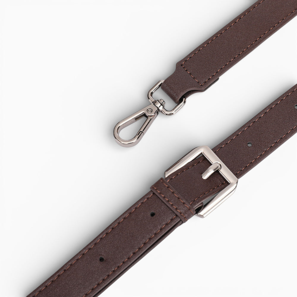 Sac bandoulière horizontal compact en cuir pour femme, modèle Manon d'Élégance Cuir, illustrant sa bandoulière.