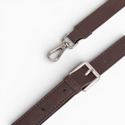 Sac bandoulière horizontal compact en cuir pour femme, modèle Manon d'Élégance Cuir, illustrant sa bandoulière.