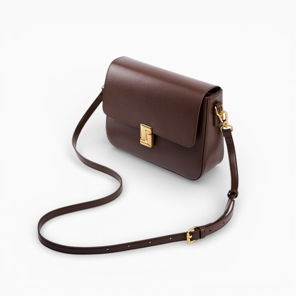 Sac bandoulière en cuir marron pour femme, modèle Céline avec rabat et fermoir métallique élégant.