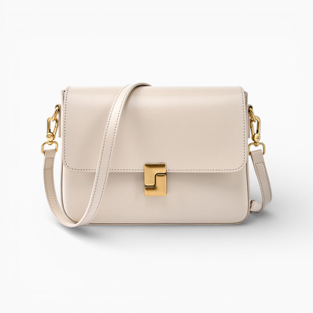 Sac bandoulière en cuir blanc cassé pour femme, modèle Celine avec rabat et fermoir métallique, vue de face.