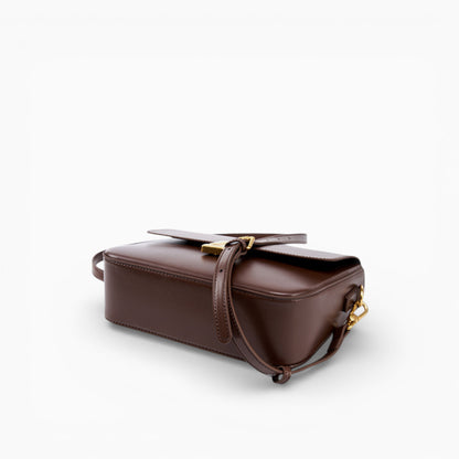 Sac bandoulière en cuir marron pour femme avec rabat et fermoir métallique, modèle Céline d'Élégance Cuir.