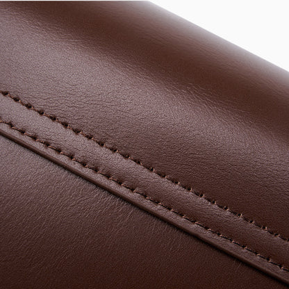 Sac bandoulière en cuir marron pour femme, modèle Céline, avec rabat et fermoir métallique, détails de couture.