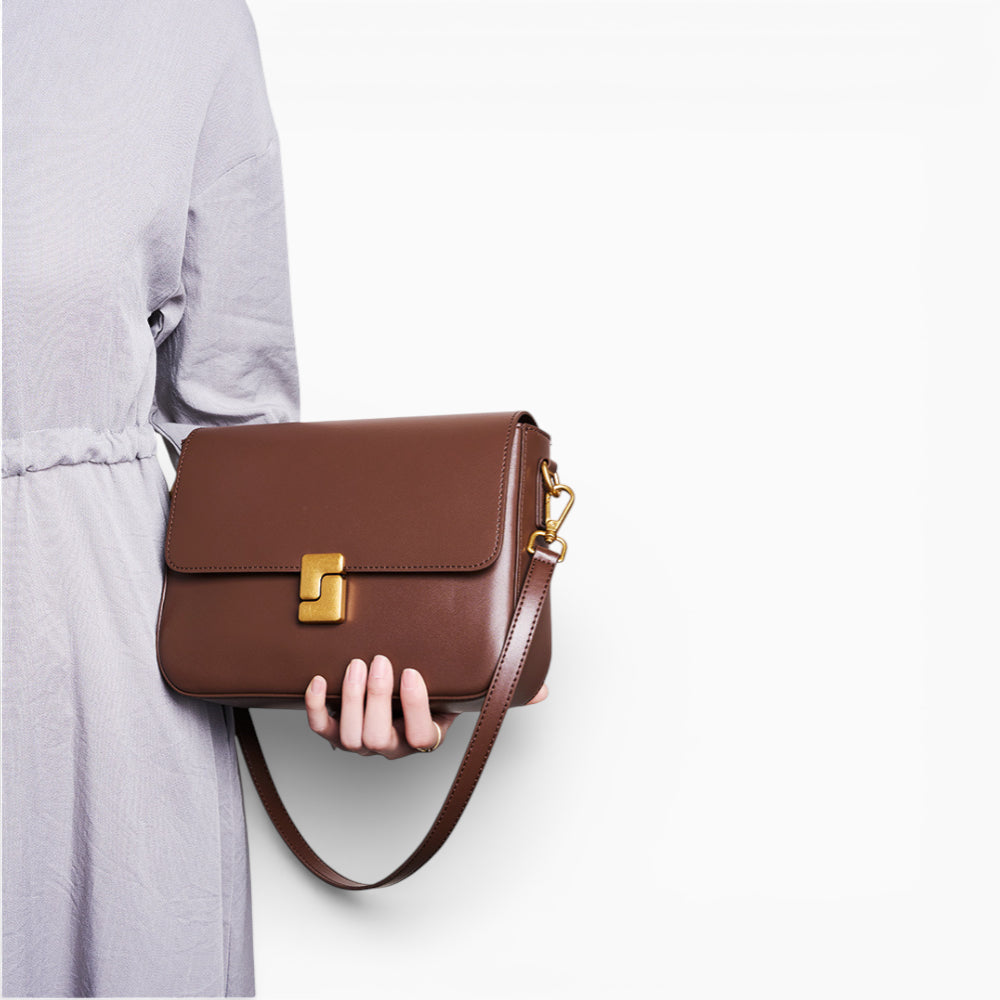 Sac bandoulière en cuir marron pour femme, modèle Céline, mannequin 3.