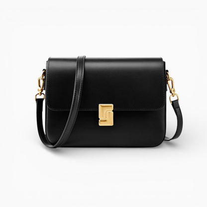 Sac bandoulière en cuir noir pour femme modèle Céline avec rabat et fermoir métallique, vue e face.