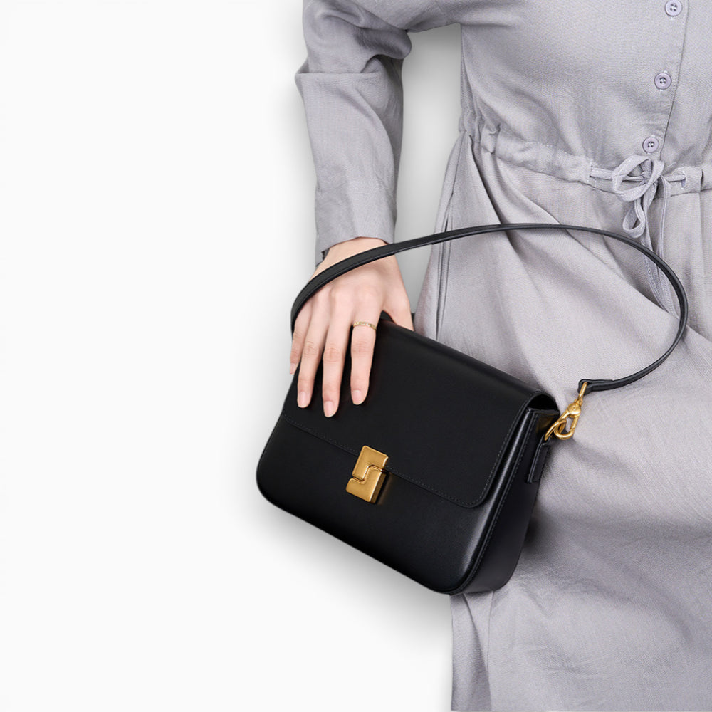 Sac bandoulière en cuir noir Élégance Cuir modèle Céline avec rabat et fermoir métallique sur mannequin 4.