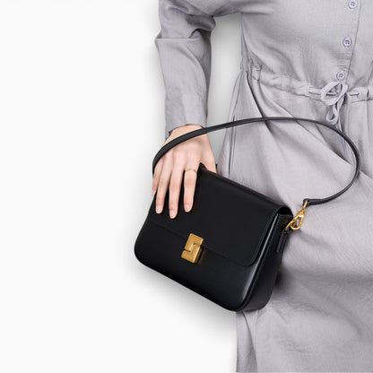 Sac bandoulière en cuir noir Élégance Cuir modèle Céline avec rabat et fermoir métallique sur mannequin 4.