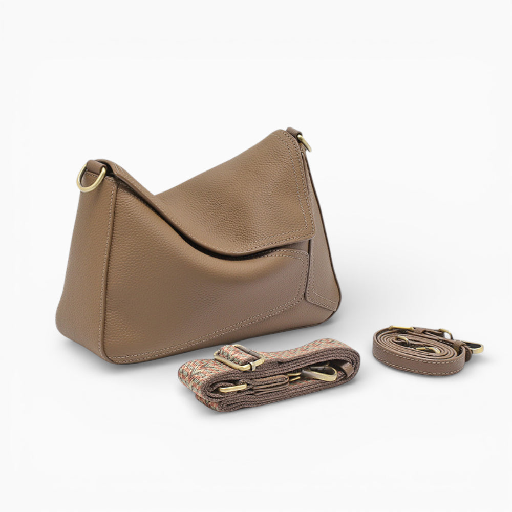 Sac bandoulière en cuir beige taupe pour femme, modèle Juliette de la marque Élégance Cuir, vue avec bandoulière.
