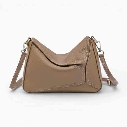 Sac bandoulière en cuir beige taupe pour femme, modèle Juliette de la marque Élégance Cuir, vu de face.