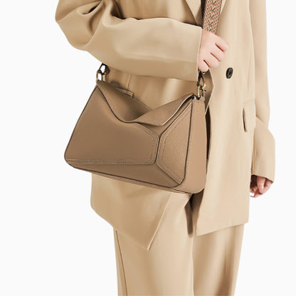 Sac bandoulière en cuir beige taupe pour femme modèle Juliette sur mannequin 2, Élégance Cuir.