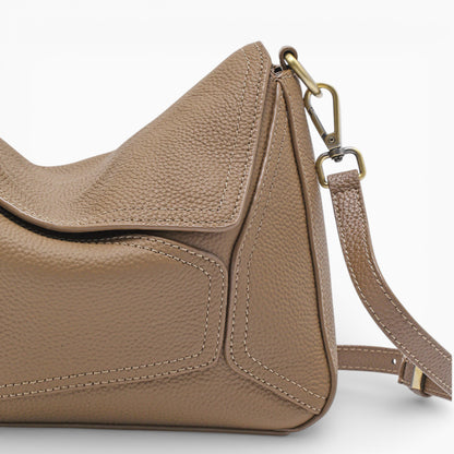 Sac bandoulière en cuir beige taupe pour femme, modèle Juliette de la marque Élégance Cuir, gros plan.