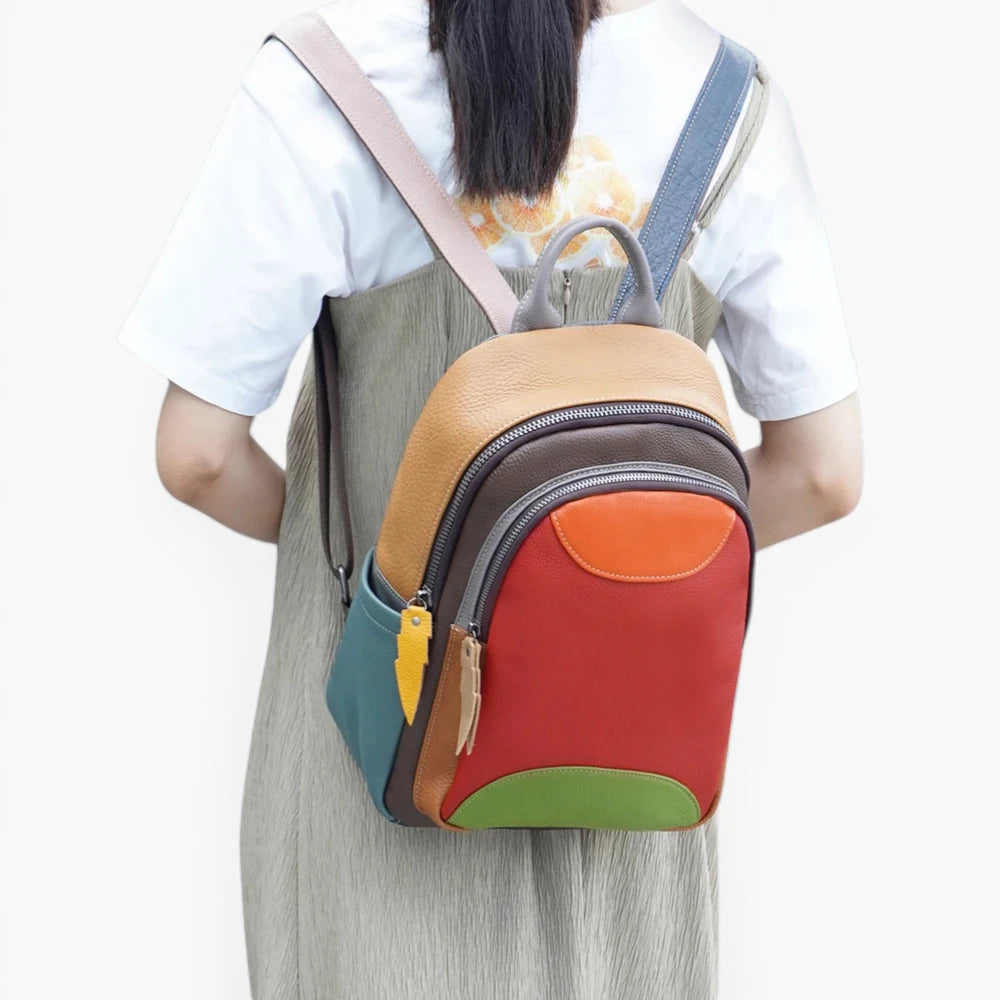 Sac à dos en cuir multicolore pour femme, modèle Joyeux, avec poche avant, de la marque Élégance Cuir, vue mannequin