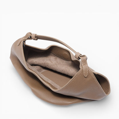 Sac hobo souple en cuir marron pour femme, modèle Amaya de la marque Élégance Cuir, vu de dessus.