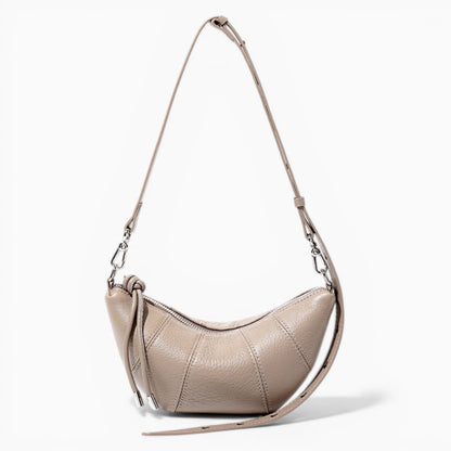 Sac à main en cuir demi-lune modèle Mademoiselle par Élégance Cuir, affichant un design élégant et moderne.vue de face couleur taupe