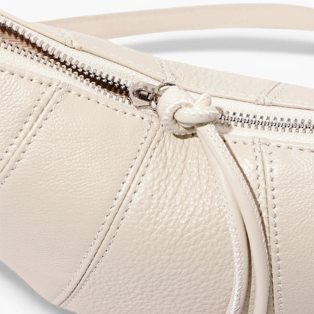 Sac à main en cuir demi-lune pour femme modèle Mademoiselle de la marque Élégance Cuir, avec finition élégante vue zoom