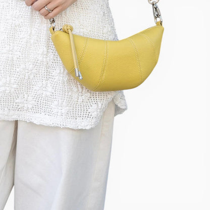 Sac à main en cuir demi-lune pour femme, modèle Mademoiselle de la marque Élégance Cuir, en couleur jaune mannequin